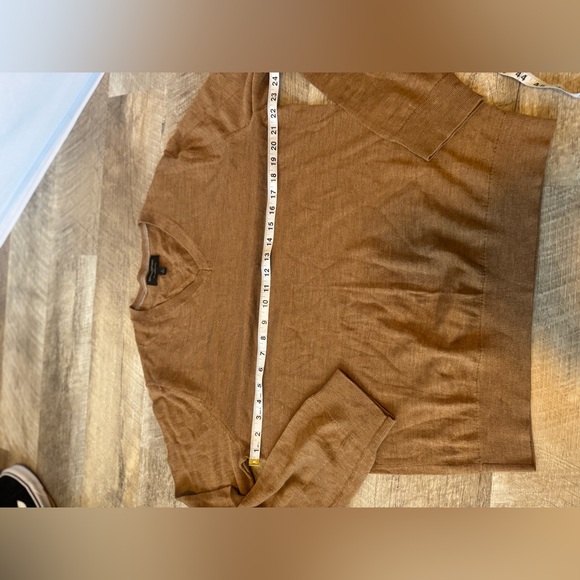 Banana Republic size LARGE tan V-neck sweater, long sleeve lightweight - Picture 5 of 6